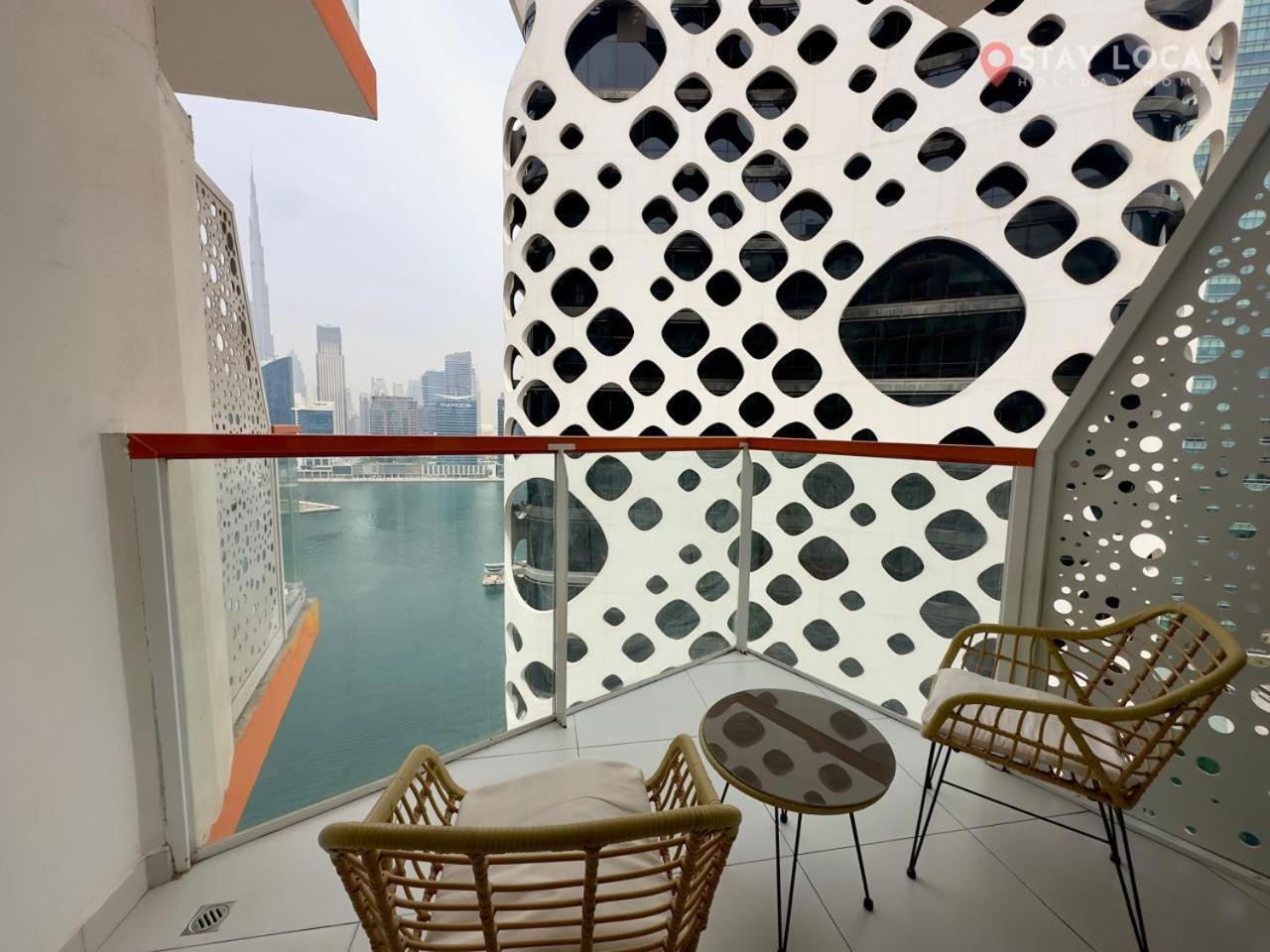 Iconic Canal & Burj View Central, Scenic Serene Apartment Dubai