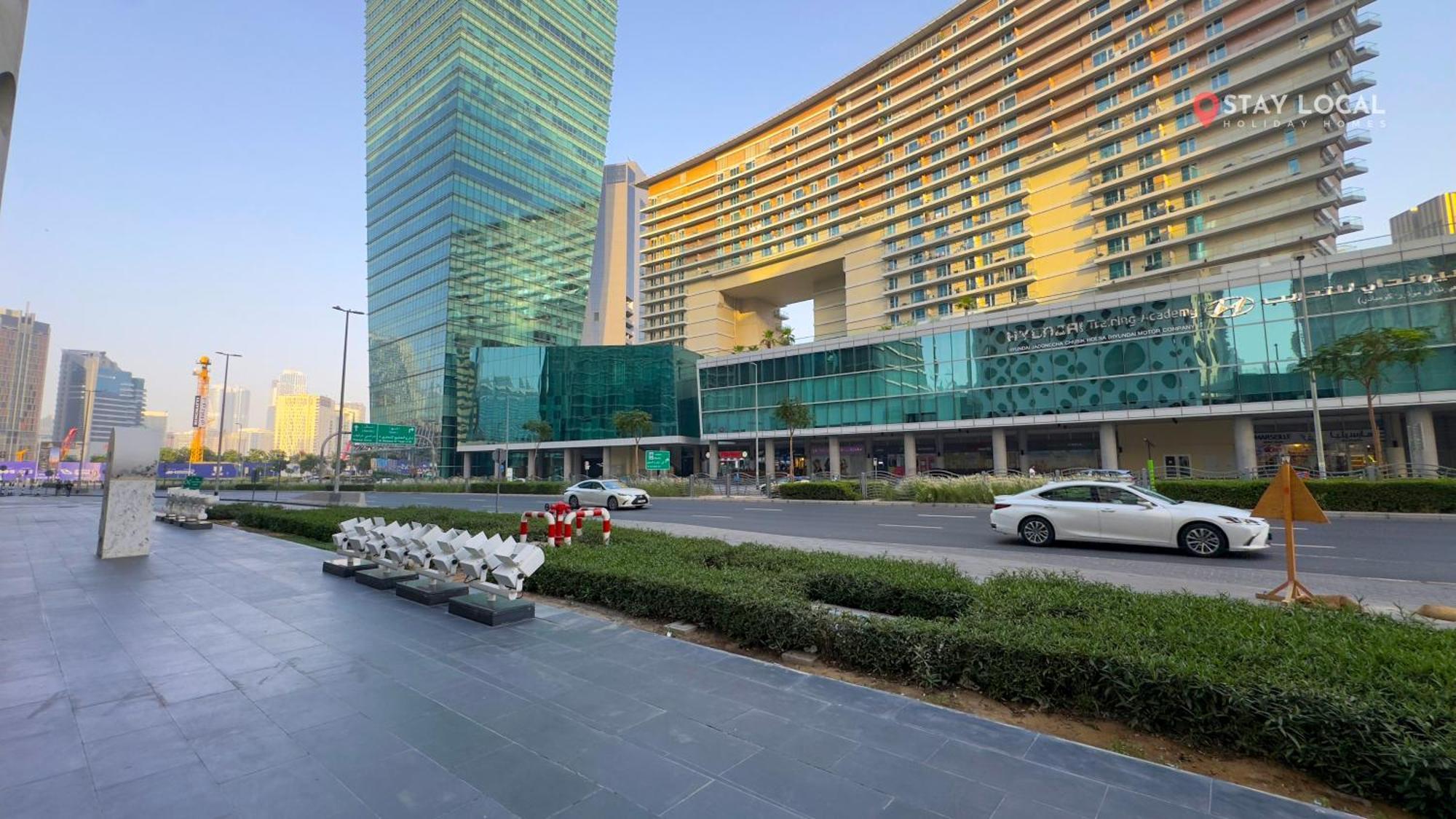 Iconic Canal & Burj View Central, Scenic Serene * Dubai